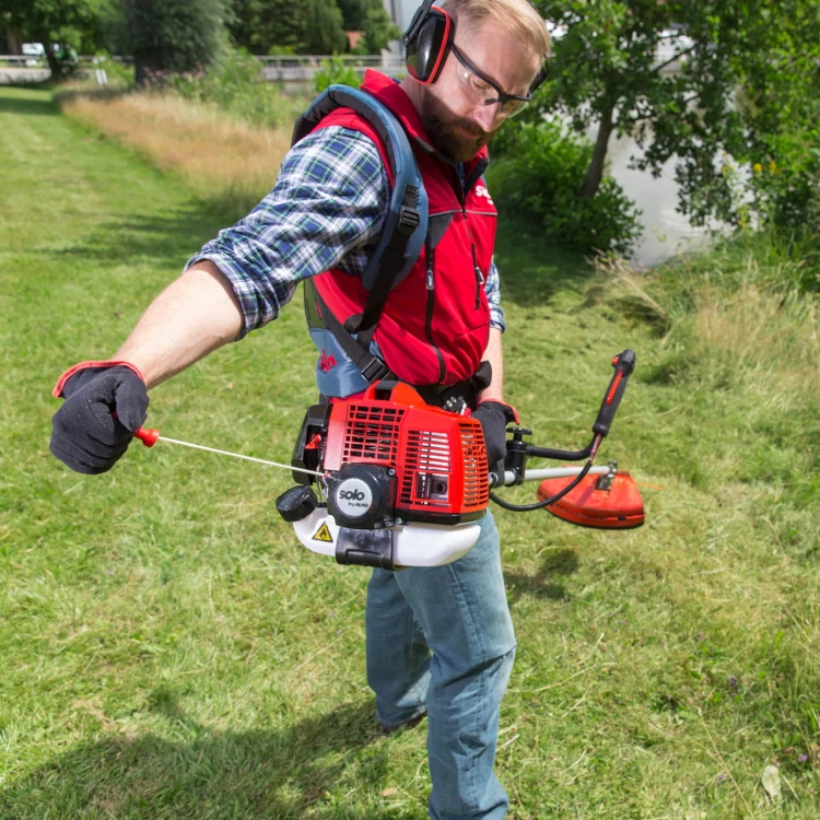 127829-brush-cutter-140-b-solo-by-al-ko-webshop-mood-01_v1.jpg
