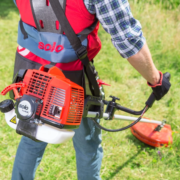 127829-brush-cutter-140-b-solo-by-al-ko-webshop-mood-02_v1.jpg