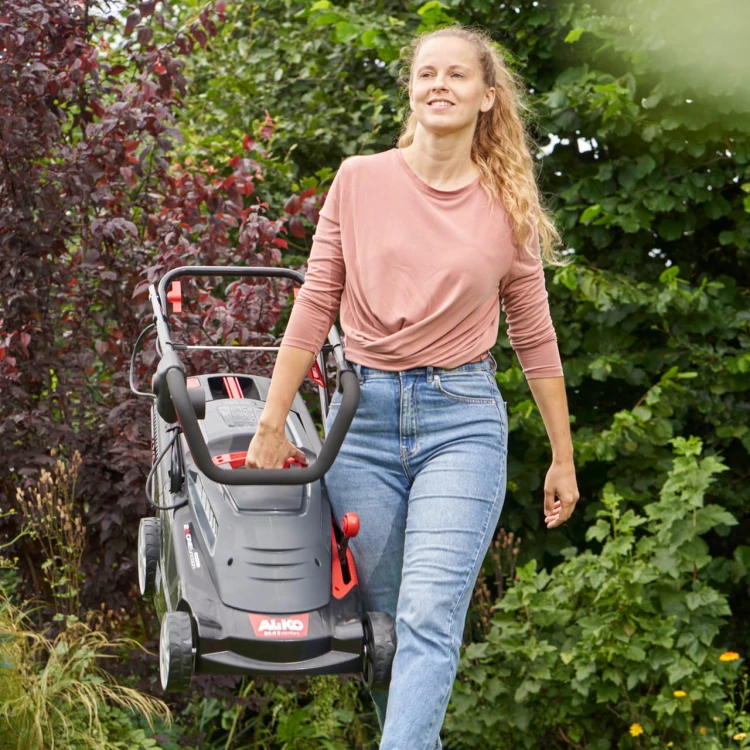 114055-lawnmower-34-4-e-comfort-webshop-mood-04_v1.jpg